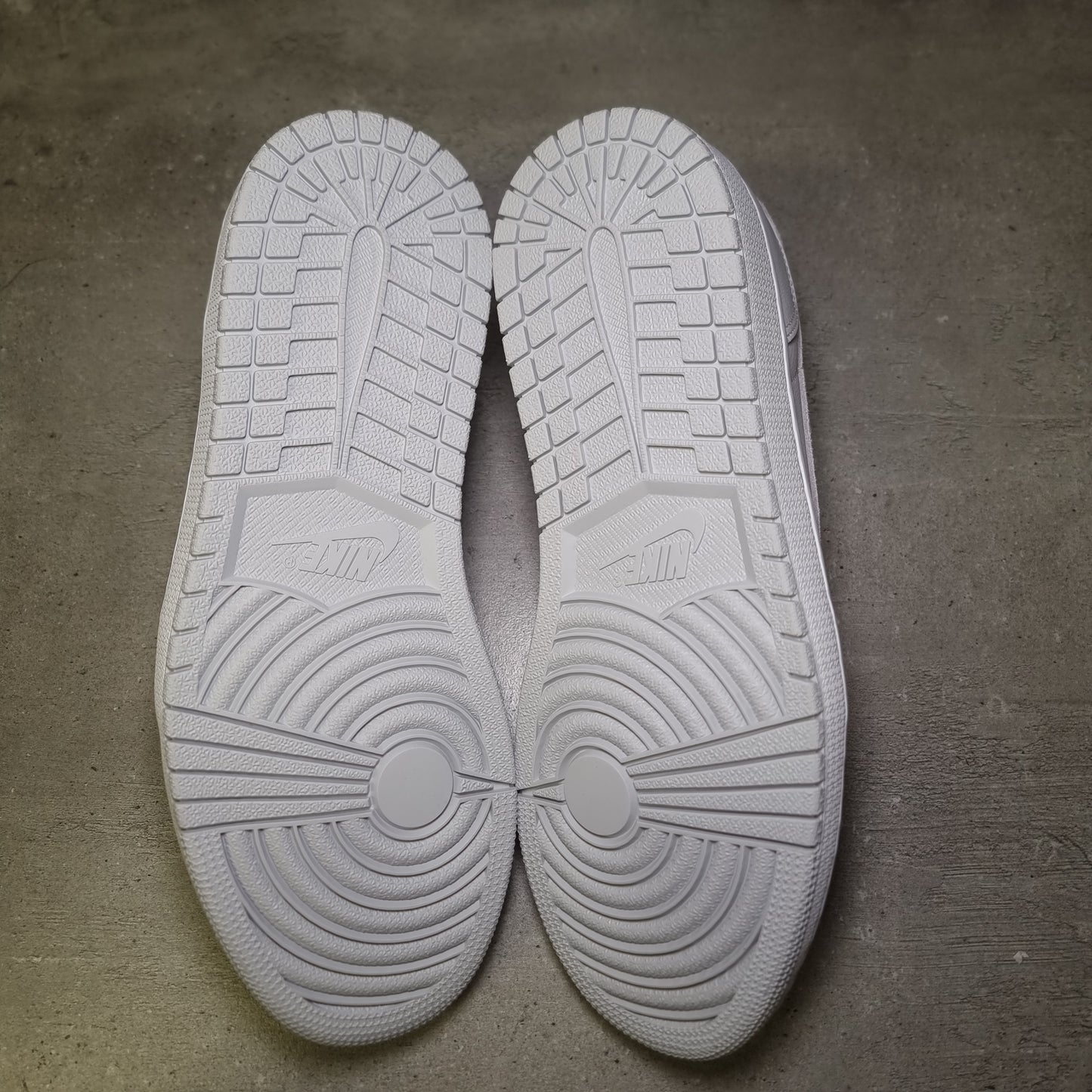 Jordan 1 Low Particule White (44EU)