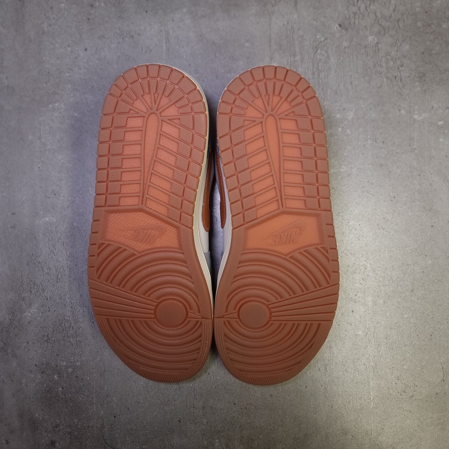 Jordan 1 Low Jean Grey (44.5EU)