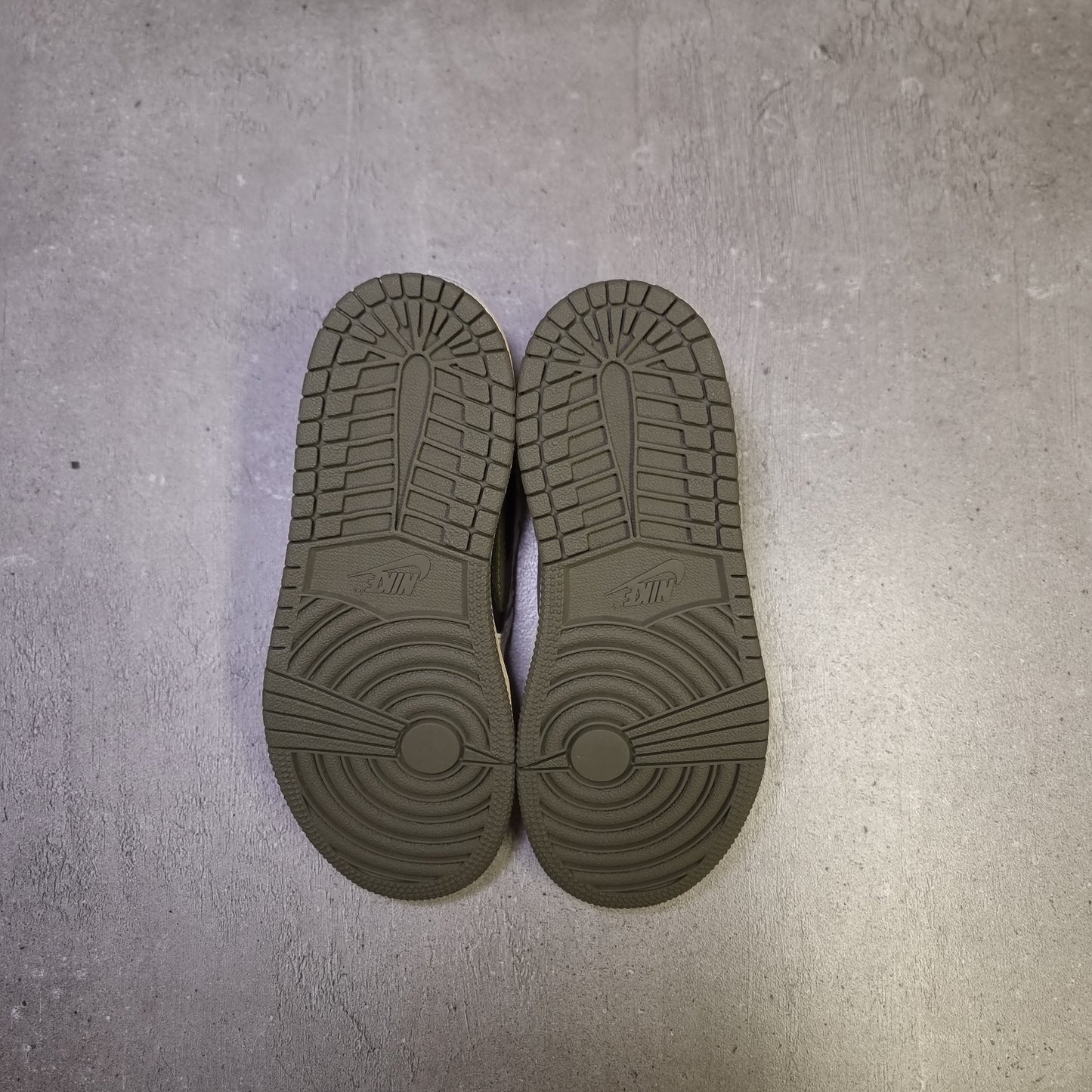 Jordan 1 Low x Travis Scott Olive 1.0 (31EU)