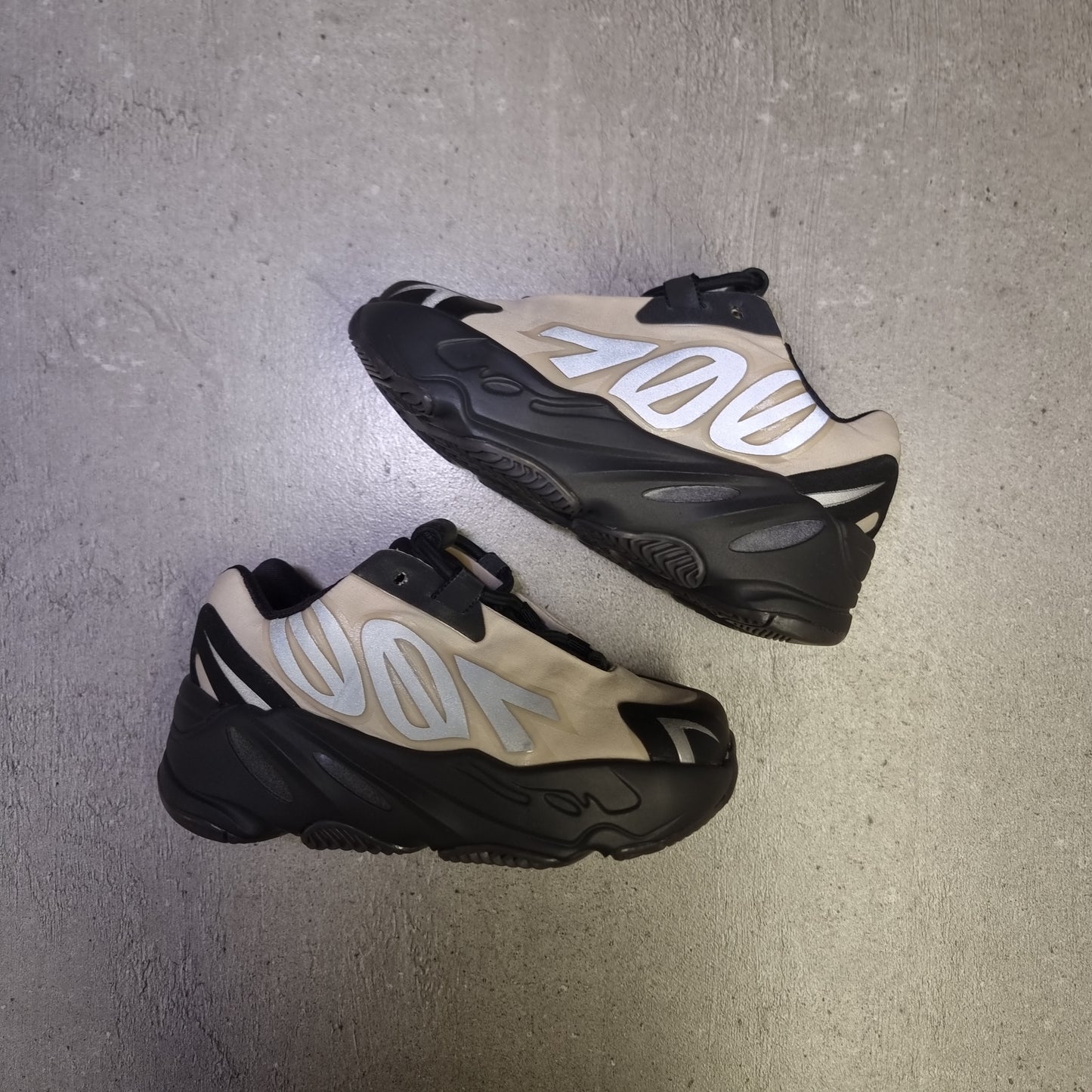 Yeezy 700 MNVN Bone (20EU)