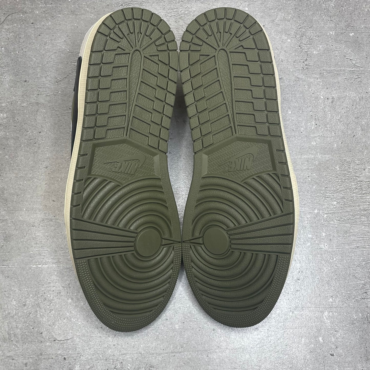 Jordan 1 Low Travis Medium Olive (44EU)