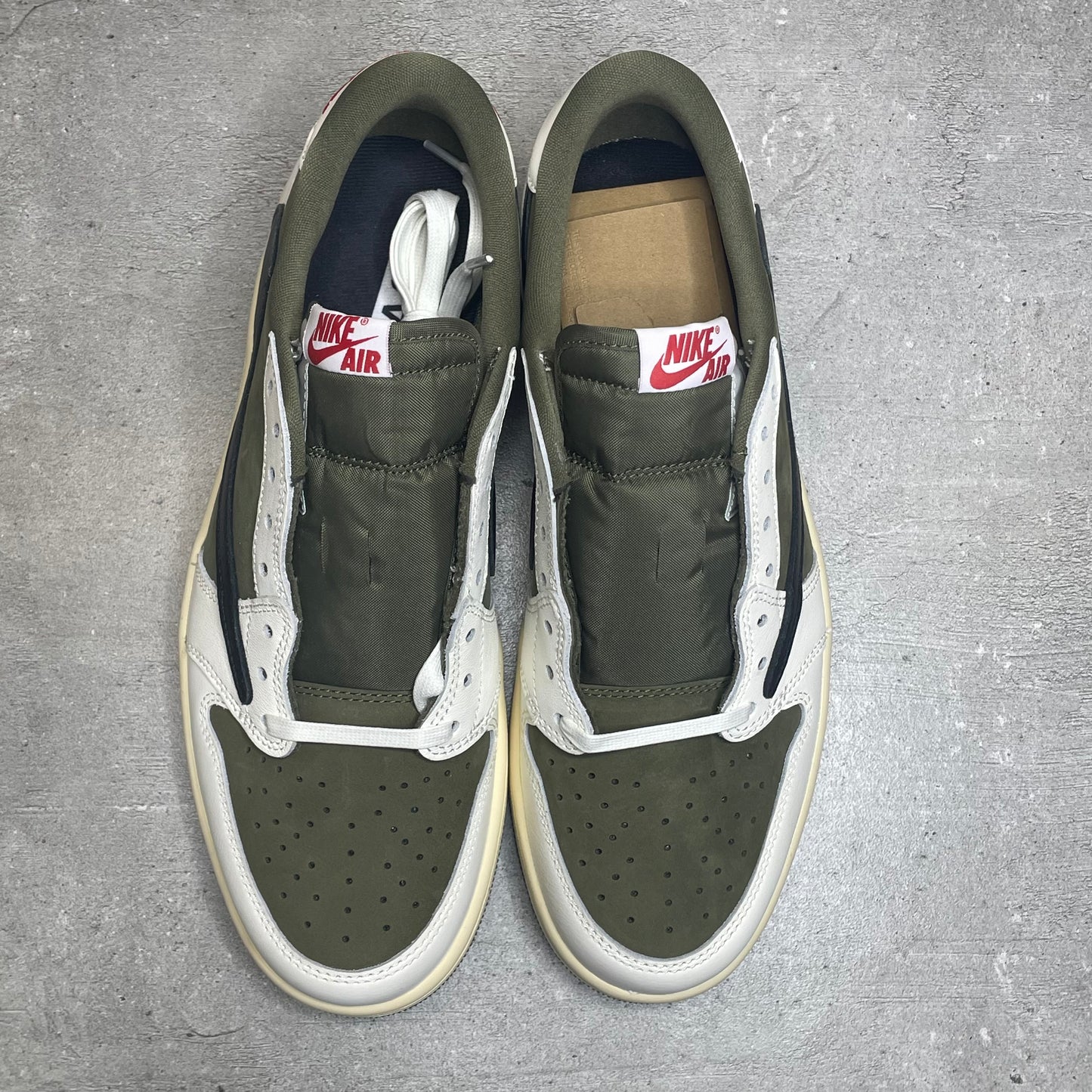 Jordan 1 Low Travis Medium Olive (44EU)